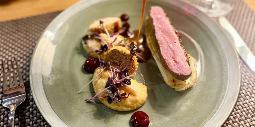 Smlsněte si: čtyřchodové menu s vínem v restauraci La Cave pro 1 či 2 osoby